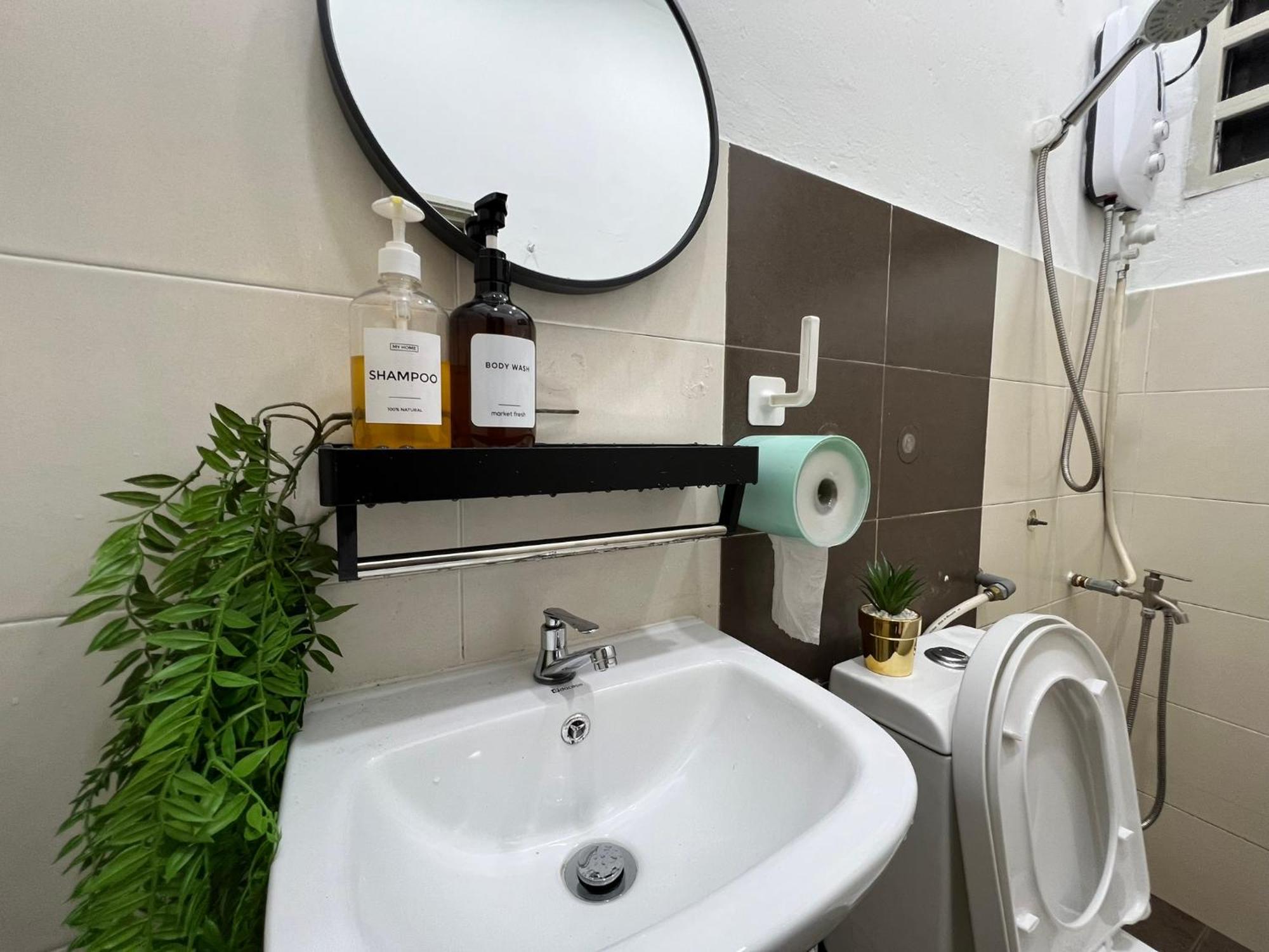Holiday home Demuji 4br 10pax 3min To Ecm Kcm, Ps4 Kuantan